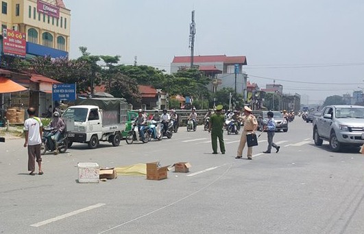 Xe tải kéo lê xe máy 50m, cô gái tử vong tại chỗ Hiện trường vụ tai nạn.
