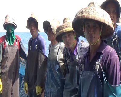 Lập biên bản 4 tàu cá Trung Quốc đánh bắt trái phép Các ngư dân Trung Quốc trên 4 tàu xâm nhập đánh cá vùng biển Việt Nam. Ảnh: Bộ đội biên phòng cung cấp.