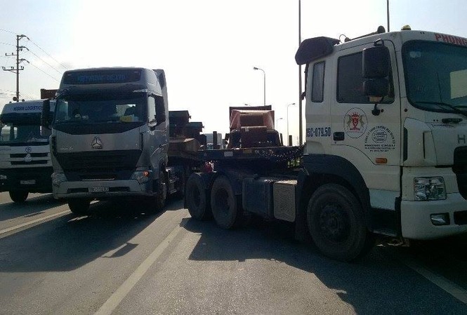 Xe đầu kéo phanh gấp, nhiều xe phía sau gặp nạn liên hoàn Hiện trường vụ tai nạn. Ảnh: CTV.