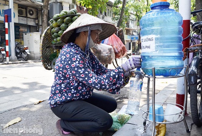 Mát lòng những điểm 'trà đá miễn phí' ở Hà Nội Những điểm miễn phí trà đá, nước uống giúp đỡ người lao động khó khăn.