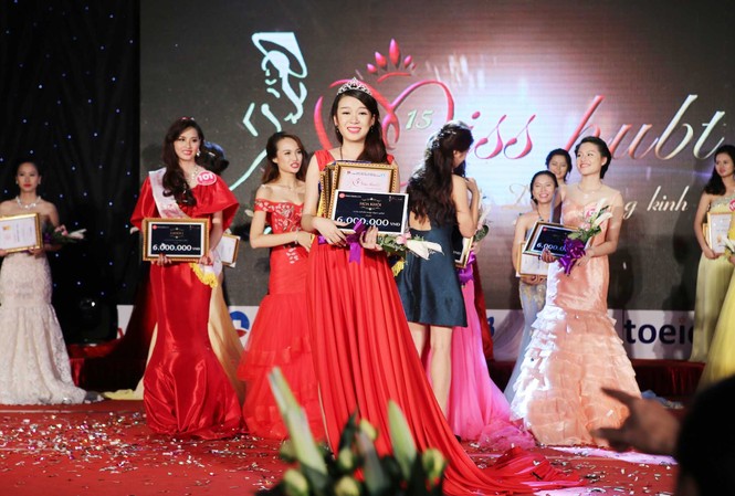 Ngắm nhan sắc tân Hoa khôi ĐH Kinh doanh Công nghệ Nguyễn Vân Anh xuất sắc trở thành tân Hoa khôi ĐH Kinh doanh Công nghệ 2015.