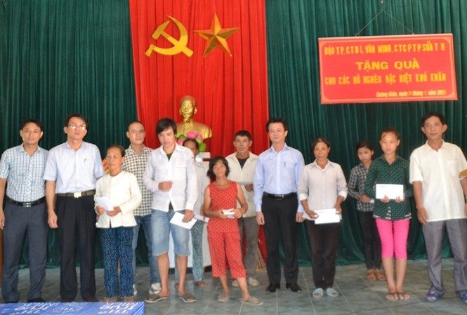 Tặng quà hộ nghèo tại Nghi Xuân- Hà Tĩnh 100 thùng sữa TH và 10 triệu đồng được trao cho người dân xã Cương Gián. Ảnh: Văn Bình.