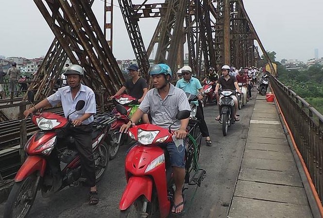 Cầu Long Biên kẹt cứng vì người dân đứng xem xác chết Nhiều người dân hiếu kỳ đứng xem xác chết gây tắc nghẽn giao thông trên cầu Long Biên.