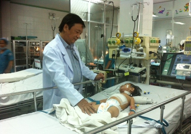 'Vật lộn' lấy u gan 1,3kg chiếm trọn lá gan bé 2 tuổi Bác sĩ Hiếu đang thăm khám cho bé P. tại phòng hồi sức Bệnh viện Nhi đồng 1 TPHCM. Ảnh: Quốc Ngọc.