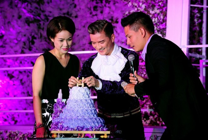 Đàm Vĩnh Hưng bật khóc vì được tặng nhẫn kim cương Đàm Vĩnh Hưng bật khóc vì được tặng nhẫn kim cương