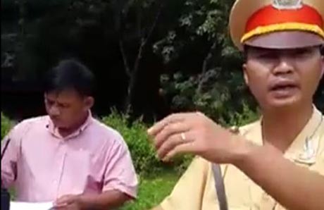 'Thư ký' của cảnh sát giao thông đánh thiếu nữ dập môi Phạm Minh Trí (nhân viên tiếp thị sữa) đứng ghi biên bản vi phạm giúp Thượng úy Võ Chí Công,