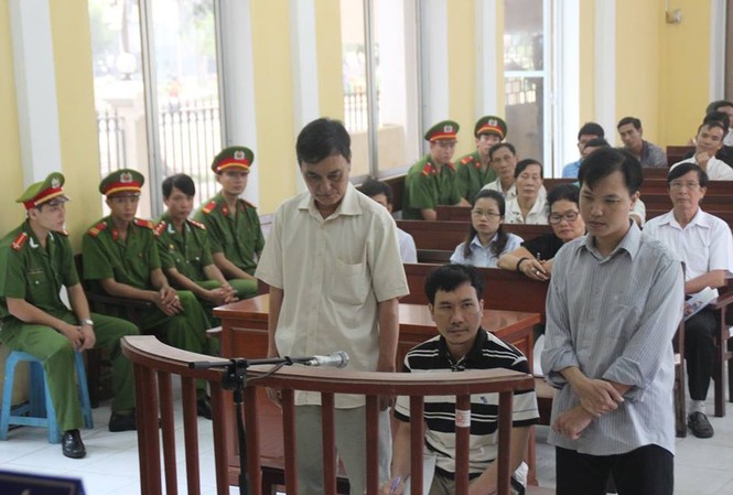 Cựu thiếu tá công an đi tù vì dùng nhục hình ép tội 3 bị cáo tại phiên tòa.
