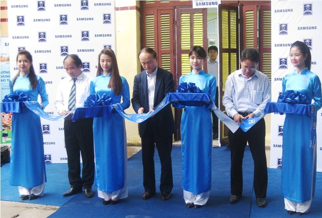 Khai trương lớp học thông minh đầu tiên tại Hà Nội Hiệu trưởng trường THPT Trần Phú cắt băng khánh thành lớp học thông minh.