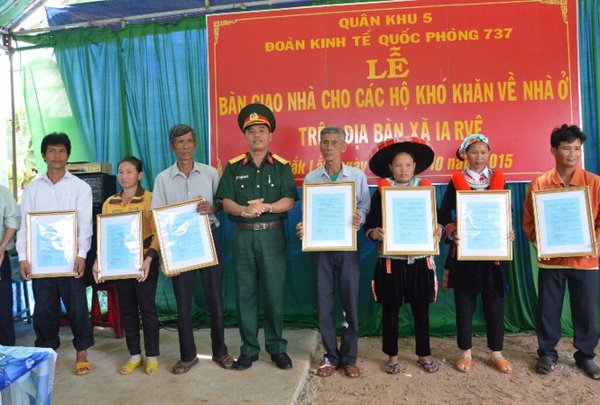 Nhà mới ấm tình quân dân Đại tá Trịnh Văn Tâm trao quyết định tặng nhà.