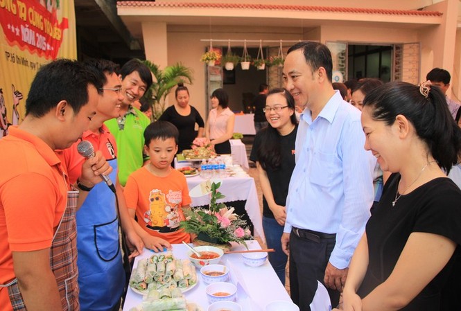 “Vào bếp” chào mừng Ngày phụ nữ Việt Nam Đội thi Liên quân báo Tiền Phong – Tổng đội TNXP Trường Sơn thuyết trình món ăn của mình.