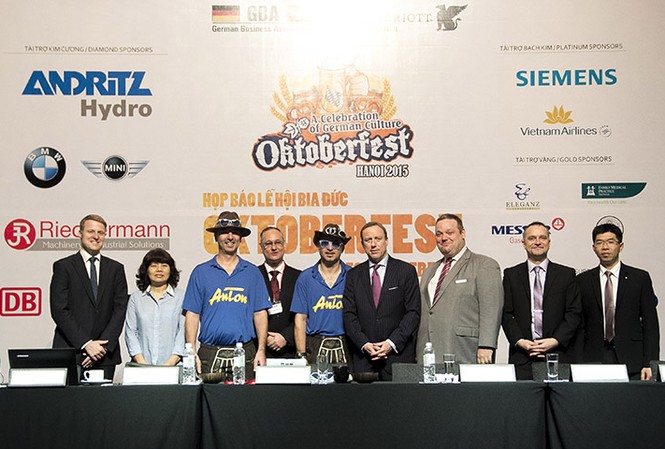 Gần 4.000 thực khách tham dự Oktoberfest lần thứ 6 tại Hà Nội Ban tổ chức chụp ảnh cùng ban nhạc “Anton Show Band” biểu diễn tại Lễ hội Oktoberfest lần thứ 6.