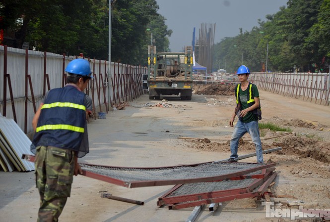 Hà Nội xén thảm cỏ, tháo 'lô cốt' để giảm ùn tắc Hà Nội xén thảm cỏ, tháo 'lô cốt' để giảm ùn tắc