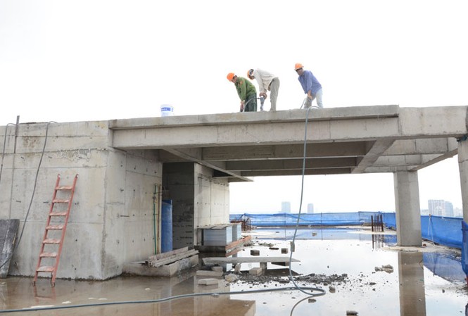 Mới chỉ tháo dỡ được 50m2 tầng tum nhà 8B Lê Trực Thành phố Hà Nội chưa đưa ra yêu cầu thời gian cụ thể phá dỡ nhà 8B Lê Trực mà chỉ yêu cầu đẩy nhanh tiến độ.
