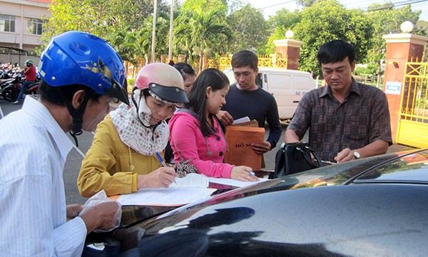 Đắk Lắk: Chen chúc đổi giấy phép lái xe Đắk Lắk: Chen chúc đổi giấy phép lái xe