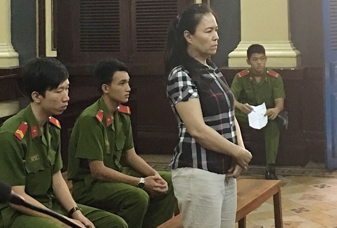 Dùng chứng thư giả, nữ giám đốc chiếm đoạt tiền tỷ của khách Nguyên giám đốc Công ty TNHH Xây dựng Xanh – Nguyễn Thị Mỹ Chi – tại phiên tòa ngày 29/12. Ảnh: Tân Châu.