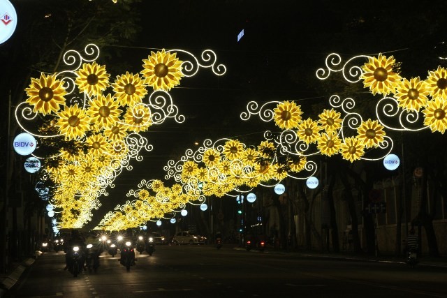Đường phố Sài Gòn rực rỡ đón năm mới Những tuyến đường nội thành được trang hoàng rực rỡ.