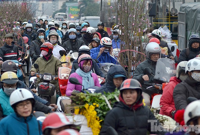 Ùn tắc hàng km trên đường vào chợ hoa Quảng An Những ngày giáp Tết Bính Thân, đường Âu Cơ (Tây Hồ, Hà Nội) dẫn vào chợ hoa Quảng An thường xuyên trong tình trạng ùn ứ giao thông kéo dài.