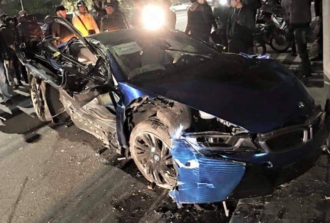 Siêu xe BMW i8 ‘độc nhất’ Việt Nam nát bét sau tai nạn Chiếc xe bị hư hỏng nặng. Ảnh: Kent Hà.