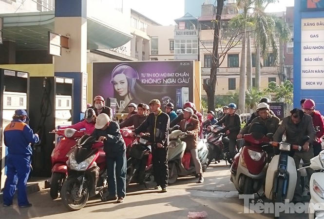 Cây xăng đông nghịt người chiều 29 Tết Chiều 29 Tết nhiều người đi đổ xăng khiến các điểm bán xăng đông nghịt người.