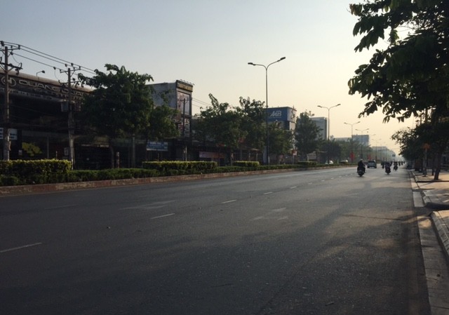Đường phố Sài Gòn tĩnh lặng ngày đầu năm Đường Cộng Hòa vốn kẹt cứng vào mỗi sáng, sáng này chỉ lác đác vài xe qua lại