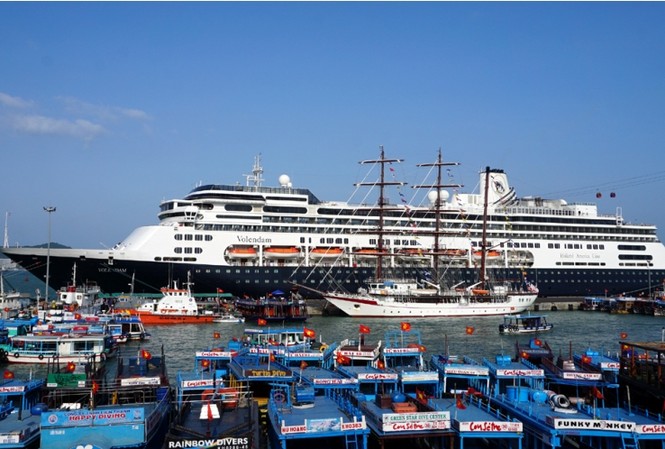 Tàu du lịch biển Volendam xông đất Nha Trang Tàu Volendam cập cảng Nha Trang.
