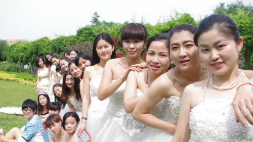 Gái ế khó khăn vượt qua Tết Nguyên đán Nhiều gái ế Trung Quốc bỏ ra hàng nghìn đô la để thuê một người bạn trai giả về ra mắt gia đình vào dịp Tết. Ảnh: News.