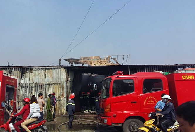 Cửa hàng đồ gia dụng bị lửa thiêu rụi giữa trưa Hiện trường vụ cháy.