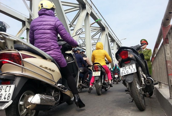 Hà Nội: Nam thanh niên nhảy cầu Chương Dương tự tử Chiếc xe máy của nam thanh niên bỏ lại.