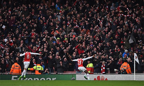 CĐV Arsenal: Như những tù nhân của ái tình Những khoảnh khắc vui mừng như khi Welbeck ghi bàn giúp CĐV Arsenal vơi bớt nỗi buồn từ cơn khát danh hiệu lớn kéo dài gần 12 năm qua. Ảnh: Reuters.