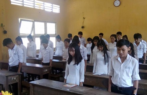 Thầy trò trên đảo Phú Quốc tưởng niệm liệt sĩ chiến tranh biên giới Chiều ngày 17/2, trong các tiết dạy của mình, thầy Khánh đã cùng học trò tưởng niệm các chiến sĩ, đồng bào đã hy sinh trong cuộc chiến bảo vệ biên giới phía bắc. Ảnh: A.X