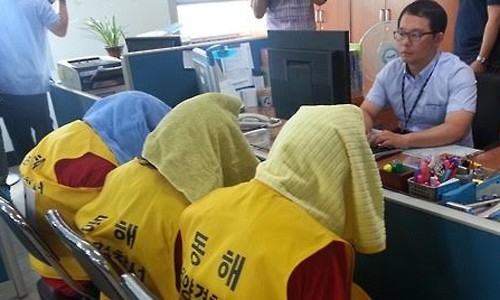 Nhóm sát hại thuyền viên người Việt bị tuyên án ở Hàn Quốc Ba trong số 7 đối tượng tại cơ quan Cảnh sát Hàn Quốc. Ảnh: Yonhap