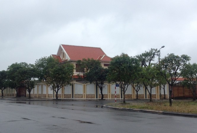 Truy tố hai kẻ trộm chim của 'Giám đốc sở 30 tuổi' Ngôi biệt thự mà ông Lê Phước Hoài Bảo sinh sống tại khu phố mới Tân Thạnh, TP Tam Kỳ bị hai đối tượng đột nhập bắt trộm chim chào mào.