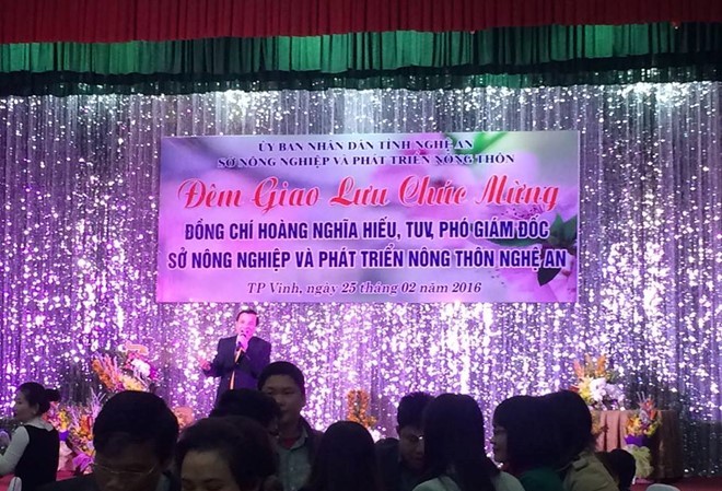 Nơi tổ chức tiệc mừng tân Phó giám đốc Sở nhận lỗi Ông Sỹ đứng trên sân khấu hát giao lưu mừng tân PGĐ sở. Ảnh Facebook P.Tr.
