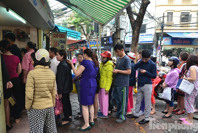 Dân Hà thành xếp hàng dài mua bánh đón Tết Hàn thực Xếp hàng dài trên vỉa hè chờ mua bánh trôi bánh chay trong ngày Tết Hàn thực.