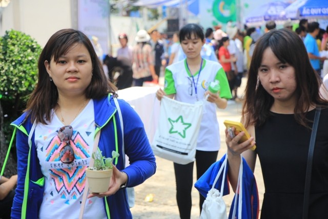 Người Sài Gòn đổi đồ cũ lấy đồ mới Bạn trẻ mang vật phẩm xanh từ ngày hội về nhà.