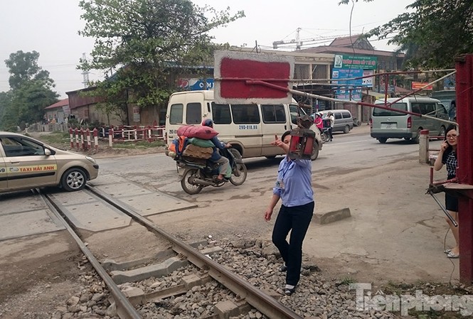 Nhân viên gác chắn uất nghẹn kể chuyện dân tự ý mở rào Đoạn đường giao cắt giữa đường sắt và QL 21B nơi xảy ra sự việc hy hữu. Ảnh: Thanh Hà.