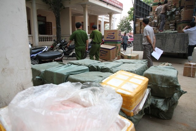 Phát hiện 1 tấn thịt thối trên xe tải 1 tấn thịt và nội tạng thối bị Công an thị xã Quảng Trị bắt giữ chiều 14/4. ẢNH: H.T.