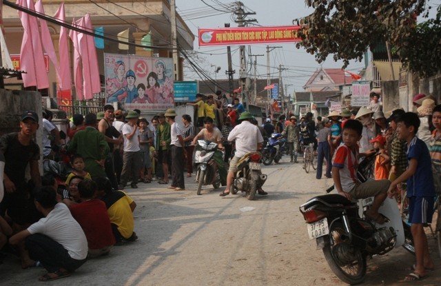 Thót tim kể chuyện kẻ “ngáo đá” khống chế 3 con tin Người dân hiếu kỳ theo dõi vụ việc, an ninh được thắt chặt.