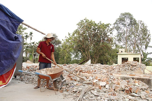 Bốc thăm đất tái định cư cho 12 hộ dân 'đập nhà' Các hộ dân rơi vào cảnh màn trời chiếu đất khi đập bỏ hoàn toàn nhà cửa của mình. Ảnh: Thanh Trần.