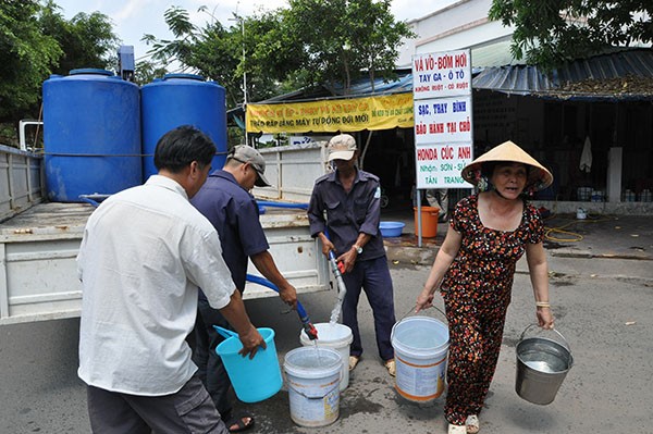 Rạch Giá rơi vào 'cơn khát' nước sinh hoạt Xe của KIWACO cấp nước cho người dân tại khu chung cư thu nhập thấp phường Vĩnh Quang, TP Rạch Giá .