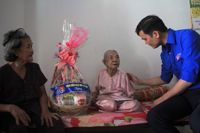Tặng quà gia đình chính sách huyện Hóc Môn, TPHCM Anh Bùi Quang Huy, Trưởng ban tổ chức T.Ư Đoàn thăm hỏi, tặng quà cho Mẹ Việt Nam Anh hùng Lê Thị Út (ngụ ấp Chánh 2, xã Tân Xuân, Hóc Môn).