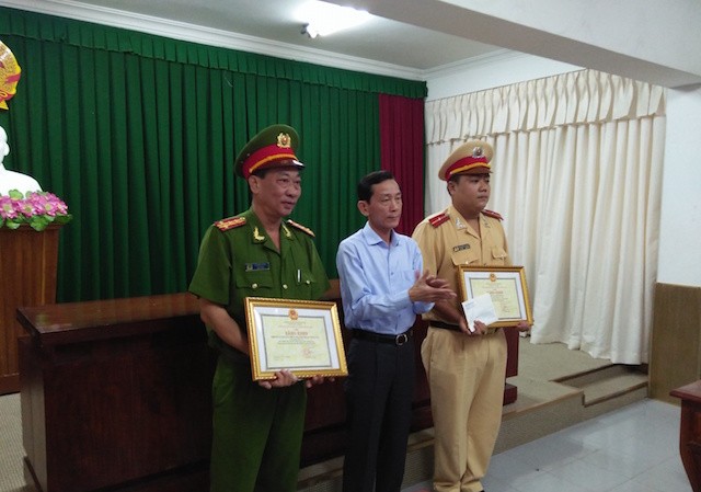 Khen thưởng đột xuất cho công an phá án ma túy Chủ tịch UBND TP Cần Thơ Võ Thành Thống trao tặng giấy khen và tiền thưởng cho cán bộ, chiến sĩ phòng PC67 vì triệt phá thành công 2 vụ tụ tập đua xe trái phép.