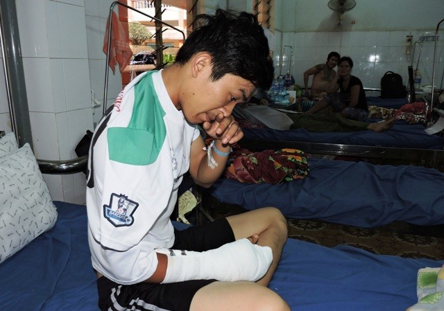 Một cảnh sát bị chém trọng thương khi làm nhiệm vụ Thiếu uý Dũng đang được chữa trị tại bệnh viện