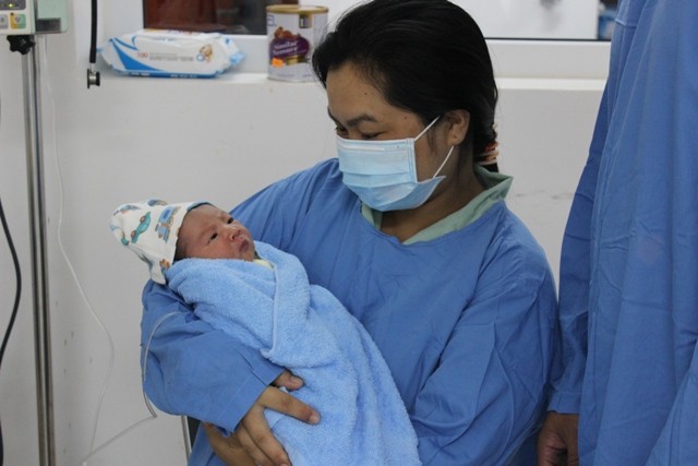 Lâm Đồng: Cháu bé đầu tiên ra đời bằng kỹ thuật IUI Mẹ con sản phụ Nguyễn Thị Nhân.