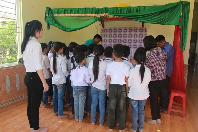 Xót xa cảnh nhà 3 học sinh đuối nước Cô và các bạn trong lớp 4C, trường Tiểu học Diễn Quảng đưa giấy khen và phần thưởng đến cho em Trần Việt Hưng.
