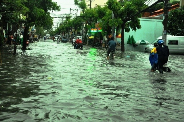 Đường phố Sài Gòn lại thành sông sau mưa lớn Nhiều tuyến đường chìm trong biển nước sau cơn mưa lớn.