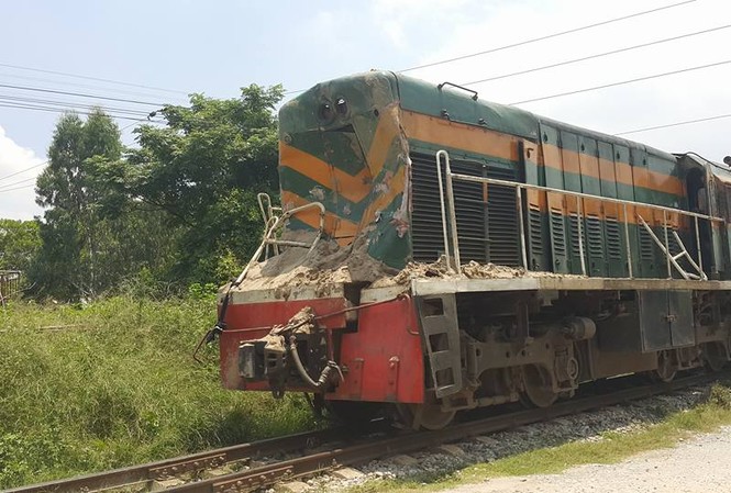 Tàu tông trúng xe tải, tài xế may mắn thoát chết Đầu tàu hỏa bị hư hỏng nặng.