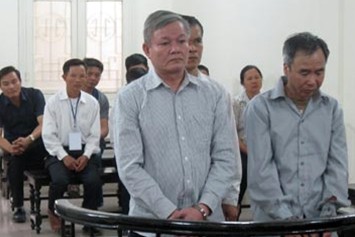 Cấp đất trái phép, 2 “quan xã” cùng đồng phạm lĩnh án Các bị cáo đưa ra xét xử tại phiên tòa.