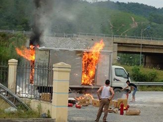 Xe tải chở giấy bốc cháy ngùn ngụt trên đường Hiện trường vụ cháy. Ảnh: facebook.
