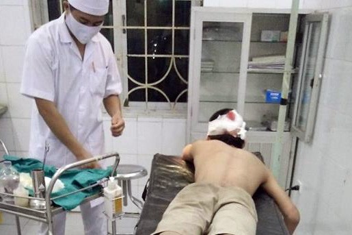 Nam thanh niên bị nhóm côn đồ hung hăng đánh nhập viện Đạt đang được điều trị tại bệnh viện.